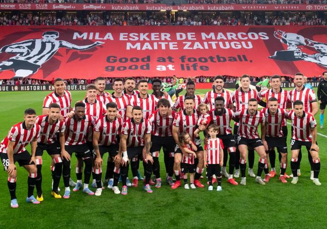 La plantilla posa antes del partido.