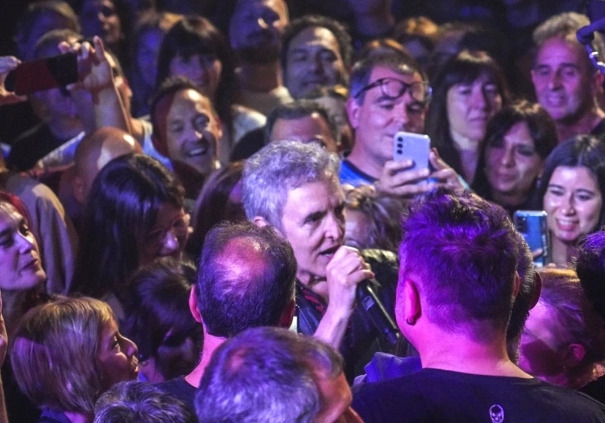 Cantando 'Como un susurro' entre el público.