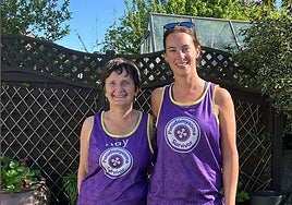 Rebecca Hind, a la derecha, Hace unos años, durante una sesión de fisioterapia organizada por 'Pseudomyxoma Survivor'.