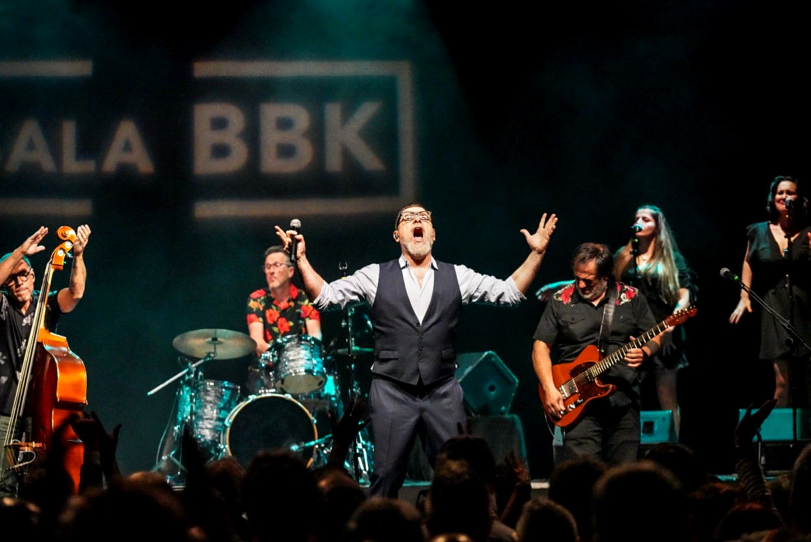 El cantante Jon Careaga dándolo todo.