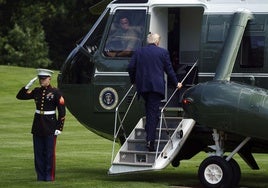 Donald Trump helikoptero batera igotzen.