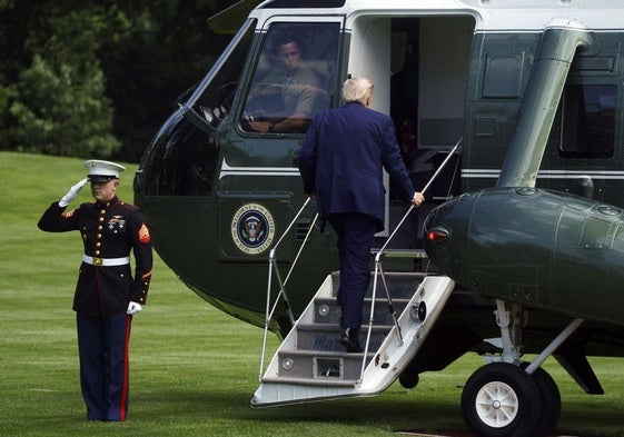 Donald Trump helikoptero batera igotzen.