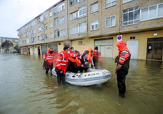 Asistencias socorren a vecinos de Asteguieta en las inundaciones provocadas por el desbordamiento del río Zadorra en 2023.