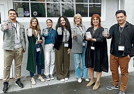 Ángela Magaz, directora del centro baracaldés (a la derecha), acompañada por personal de su equipo.