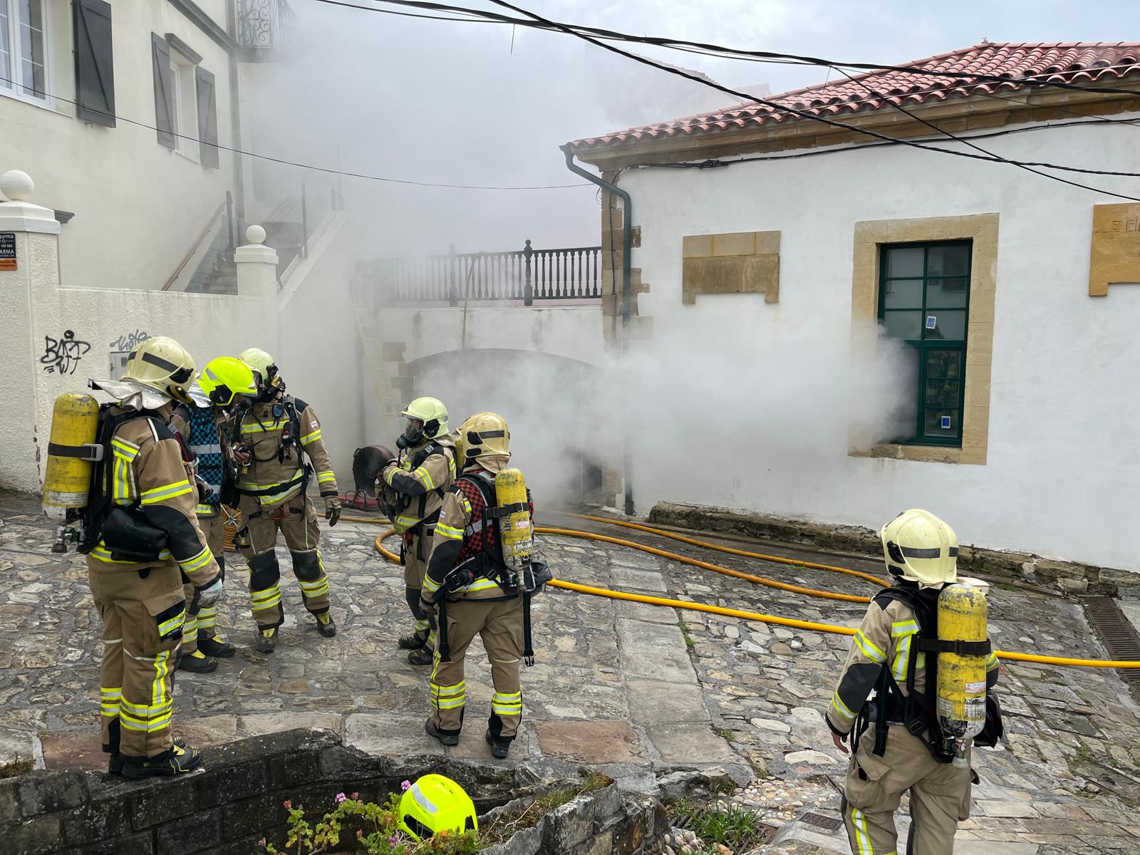 Bomberos del parque de Artaza en maniobras durante esta semana en el Puerto Viejo de Algorta.