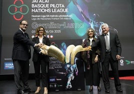Xavier Cazaubon, Elisabete Etxanobe, Ibone Bengoetxea y Joxe Mari Mitxelena tras la presentación de la Liga de Naciones en frontón de 54 mtros que se jugará en Gernika. .