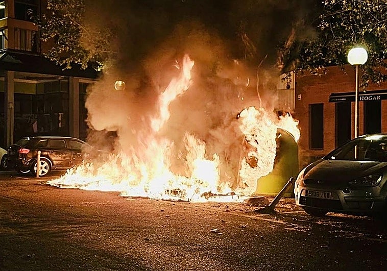 Varios de los contenedores que han ardido esta madrugada de lunes.