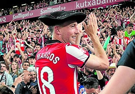 De Marcos su puso una txapela y no paró de devolver los aplausos a los aficionados.