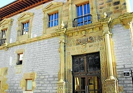 Fachada principal del palacio de Lobiano, ubicado en Goienkale.