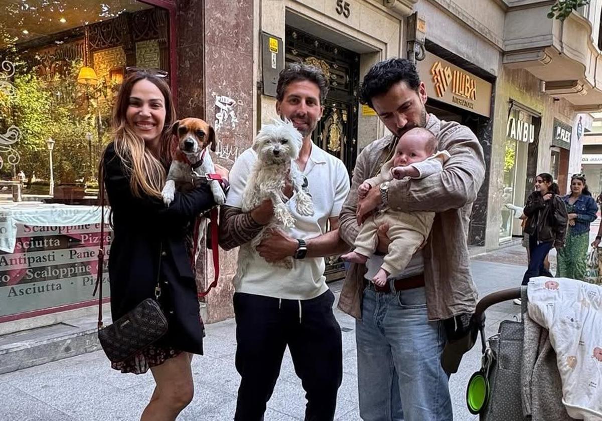 Nerea Garmendia, su marido y su pequeño, en la Gran Vía de Bilbao.