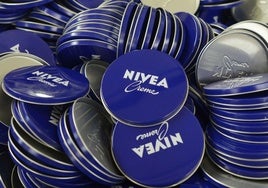El importante aviso de una farmacéutica sobre la crema Nivea de lata azul