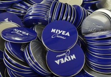 El importante aviso de una farmacéutica sobre la crema Nivea de lata azul