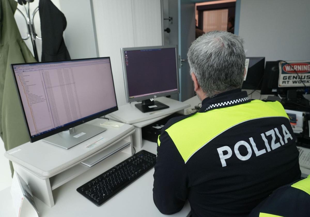 Dos detenidos por intentar entrar a robar en un local de Vitoria con una alcantarilla