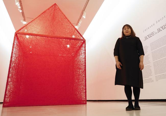 Chiharu Shiota en el comienzo de la exposición.