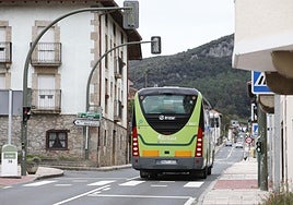 Una unidad de Bizkaibus circula por Gautegiz Arteaga.