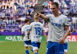Kike García celebra el gol que marcó al Valladolid y que certificó la permanencia de los albiazules.