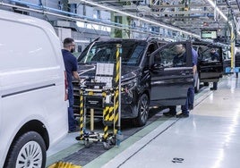 Operarios de Mercedes Vitoria en la cadena de montaje de la factoría de la Avenida de Los Huetos.