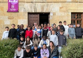 Alumnos de la escuela Maiztegi y del IES Orobiogoitia junto a representantes municipales.
