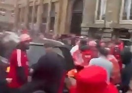 Así comenzó el atropello masivo en Liverpool: gran caravana, maniobras erráticas y una reacción violenta de los hinchas