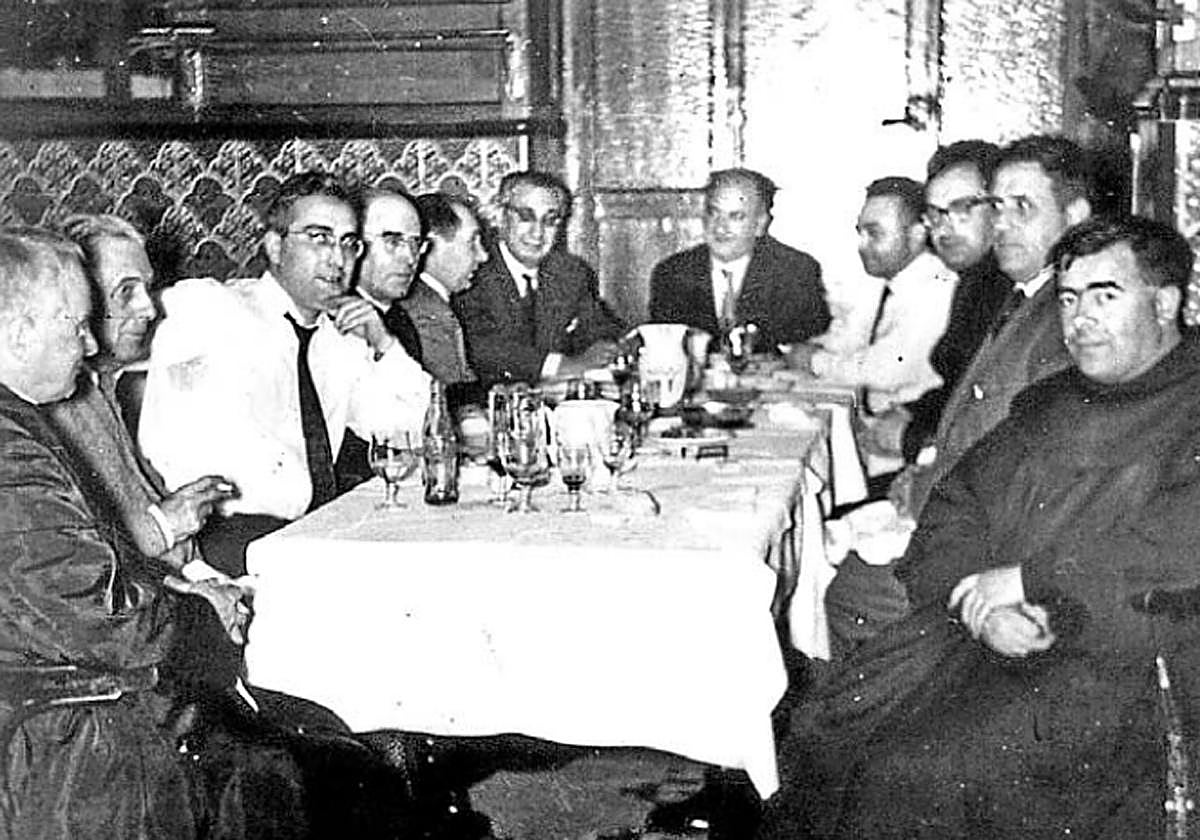 Aresti gorbatarekin eta Villasante eskuinetik Euskaltzaindiaren bazkari batean.