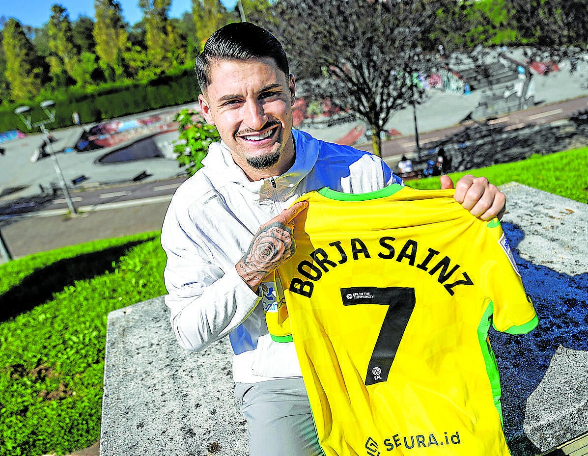 Borja Sainz posa con la camiseta del Norwich en Leioa.