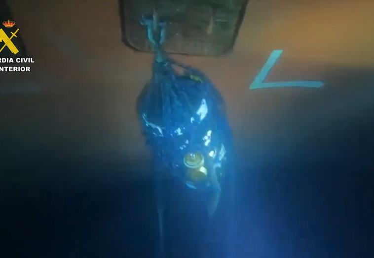 Imagen del alijo del droga en el barco fondeado en el Puerto de Bilbao.