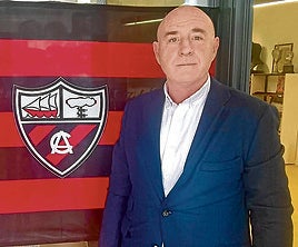 Gorka Zurinaga, presidente del Arenas ante la sede del club.