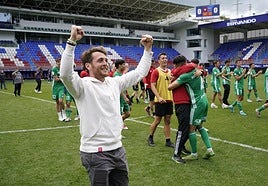 Ibai Gómez celebra el ascenso a Primera RFEF en el estadio de Ipurua.