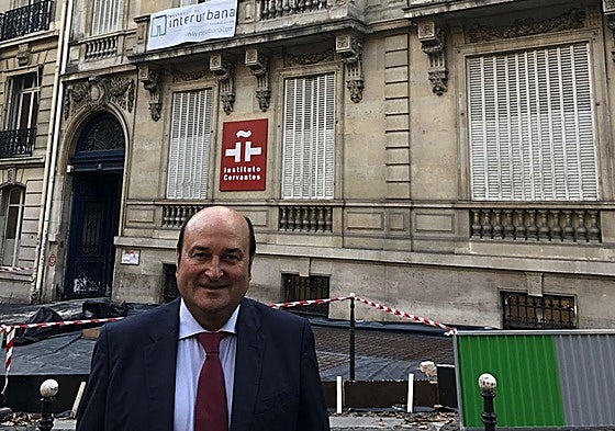 El expresidente del EBB, Andoni Ortuzar, posa ante el palacete de la Avenida Marceau.