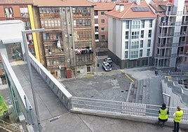 Las nuevas promociones sociales contrastan con la antigüedad del parque de viviendas de Txabarri.