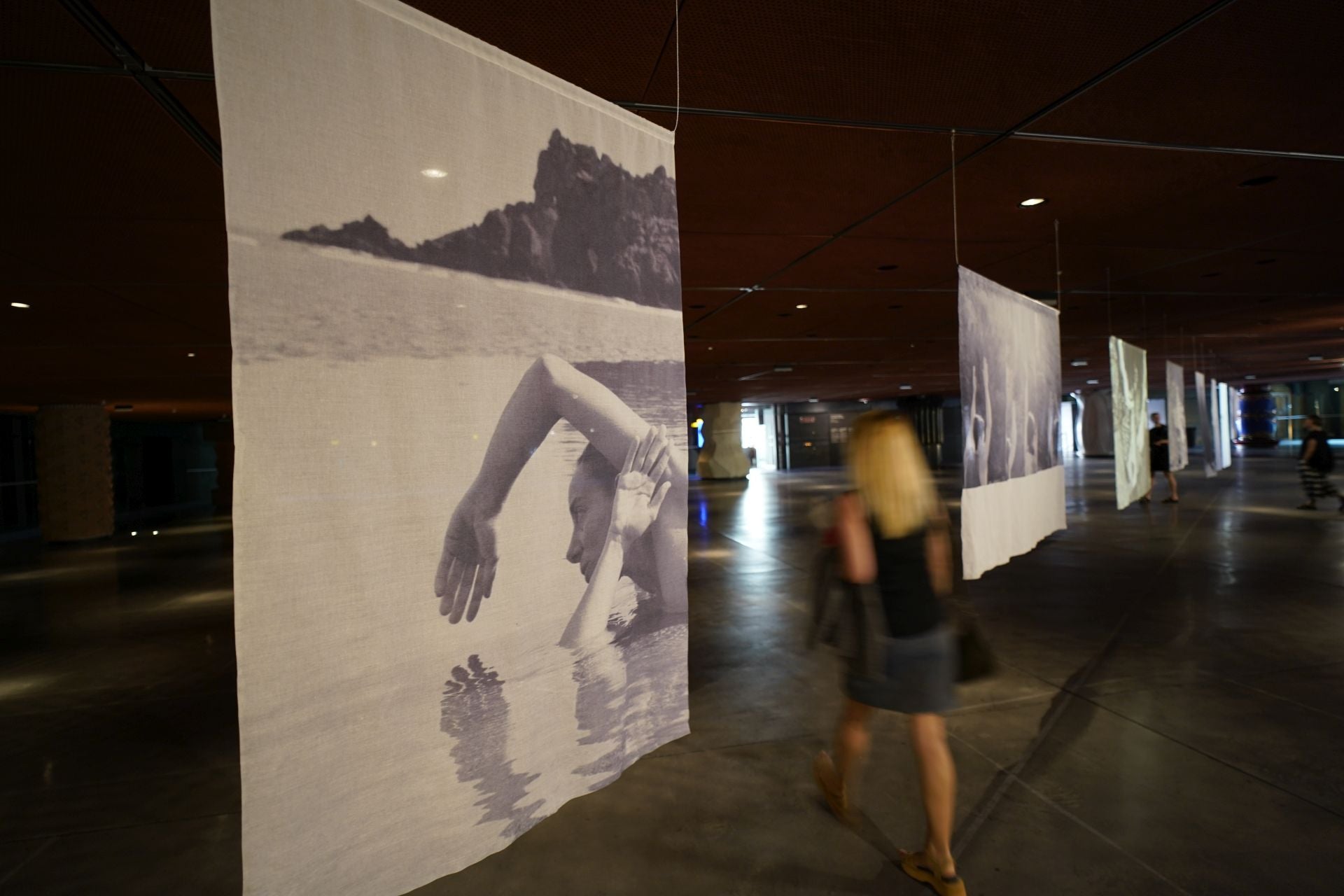 Las fotos colgadas en el atrio de Lore Stessel.