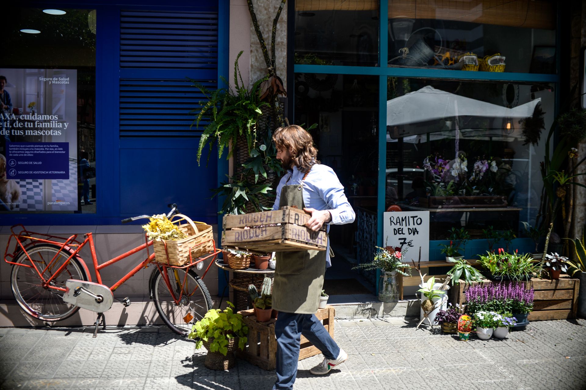 Edu cambia de vida y abre la única floristería de La Peña para que florezca el barrio