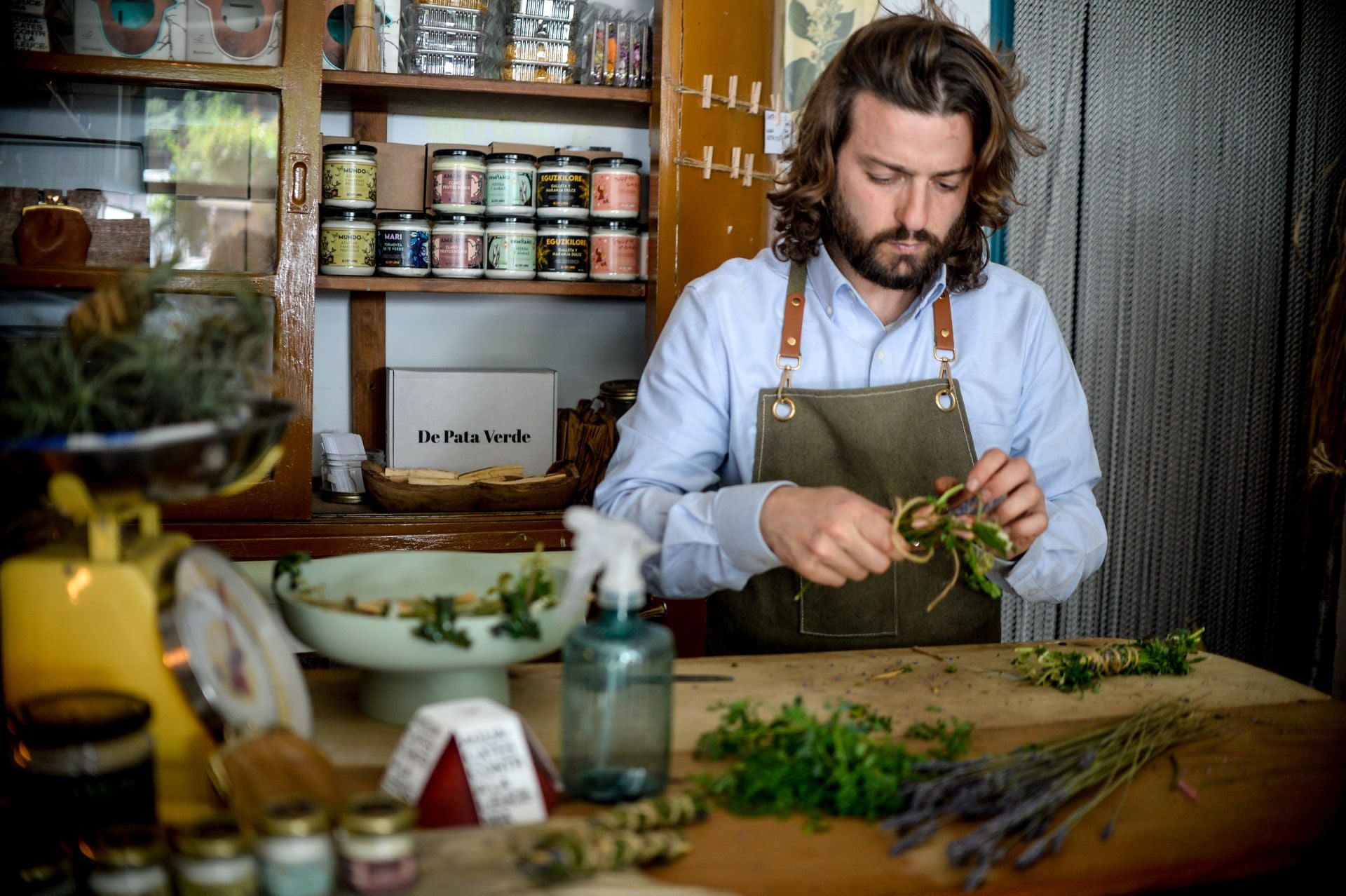 Edu cambia de vida y abre la única floristería de La Peña para que florezca el barrio