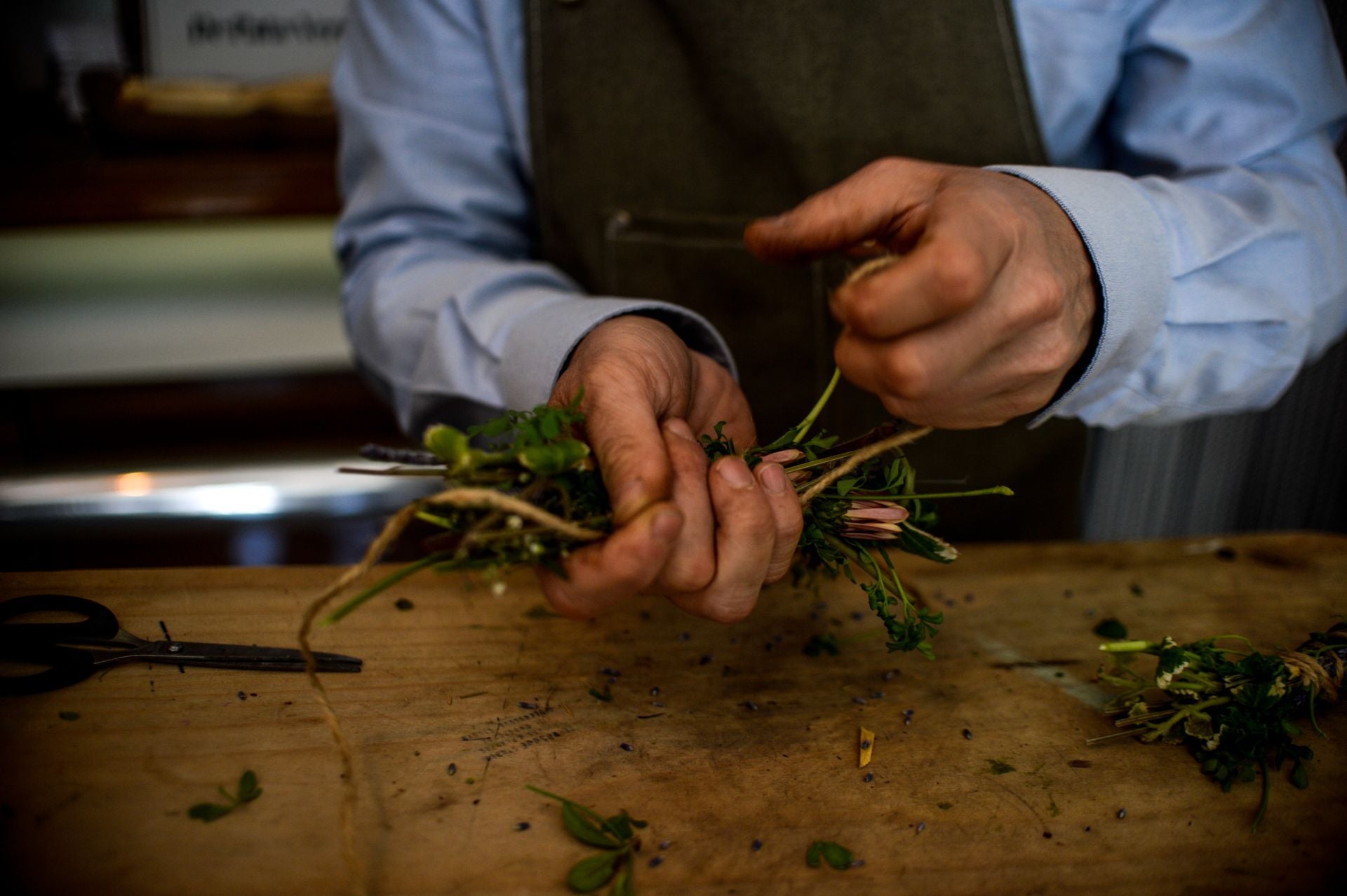 Edu cambia de vida y abre la única floristería de La Peña para que florezca el barrio