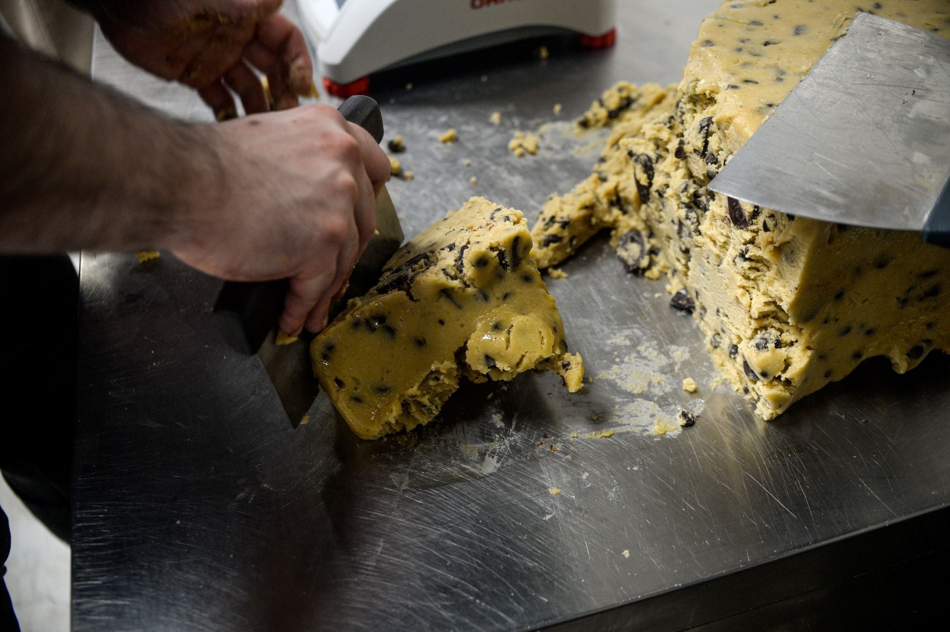 La bilbaína y el madrileño que lo dejaron todo para abrir una panadería de barrio en el centro de Bilbao