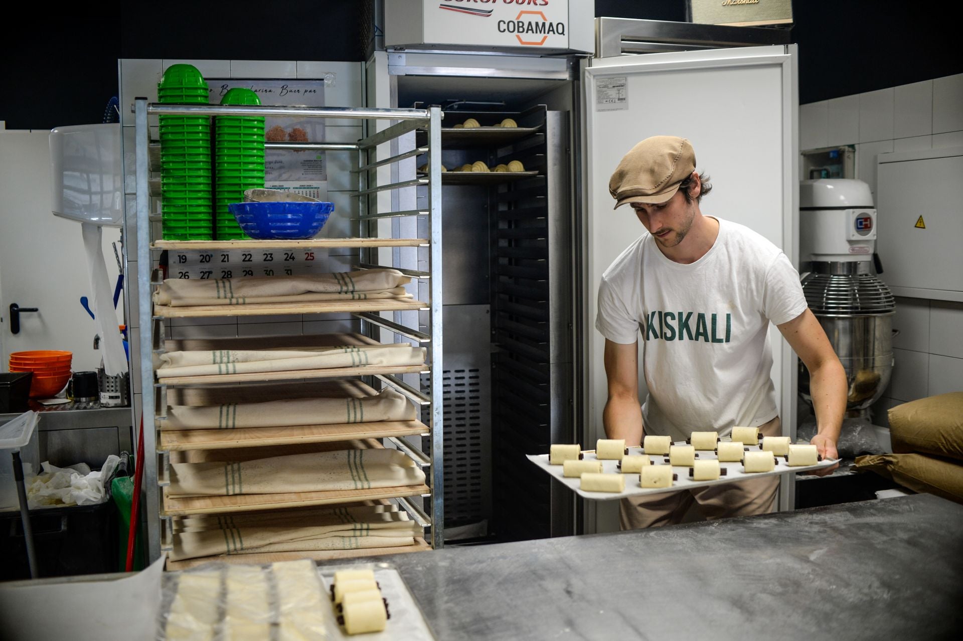 La bilbaína y el madrileño que lo dejaron todo para abrir una panadería de barrio en el centro de Bilbao