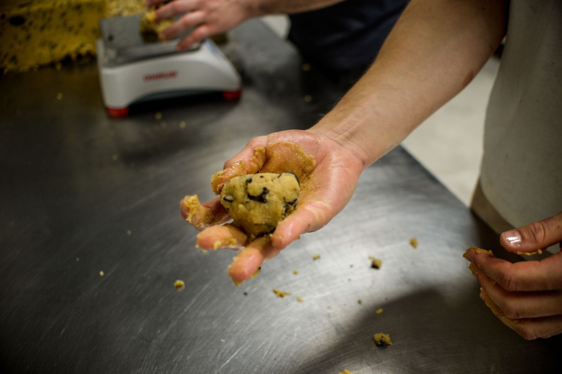 La bilbaína y el madrileño que lo dejaron todo para abrir una panadería de barrio en el centro de Bilbao