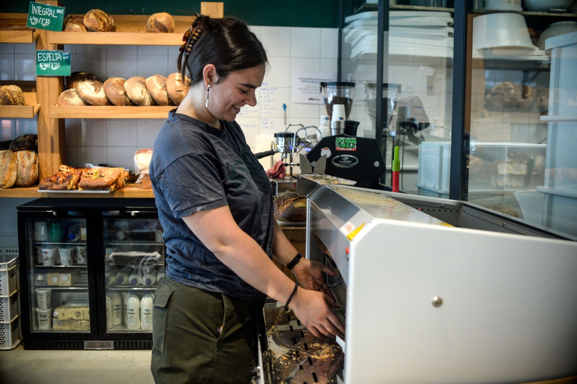 La bilbaína y el madrileño que lo dejaron todo para abrir una panadería de barrio en el centro de Bilbao