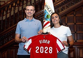 Eider Arana con el presidente del Athletic Jon Uriarte tras firmar la renovación.