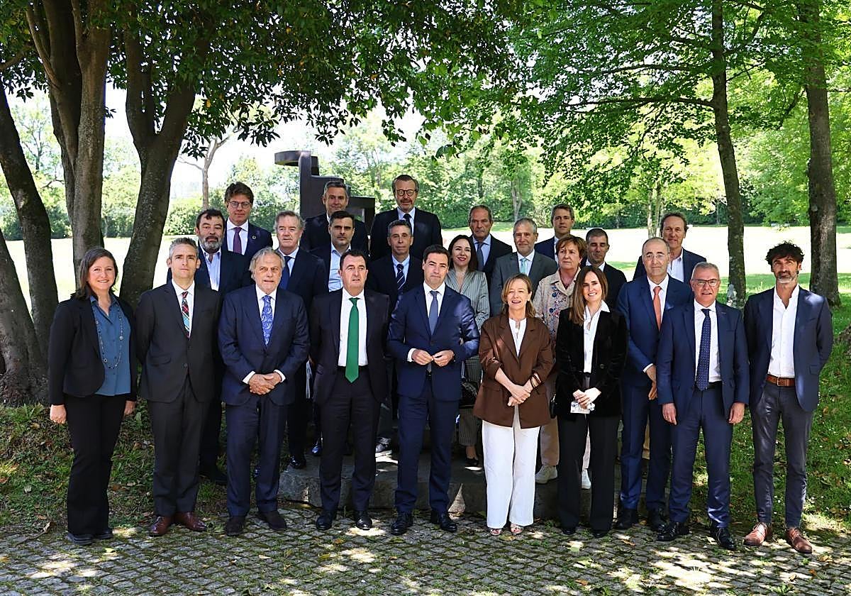 Imanol Pradales y Eider Mendoza junto a representante políticos e institucionales en la celebración de la asamblea de Aefame en Chillida Leku.