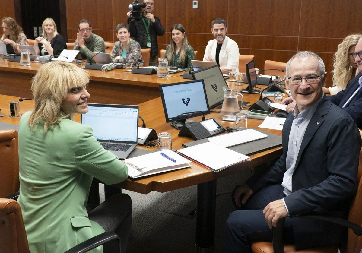 El rector, Joxerramon Bengoetxea, y la vicerrectora Estitxu Garai, este miércoles en el Parlamento vasco.