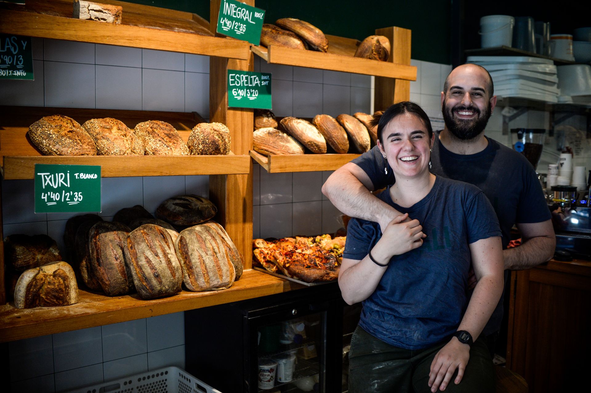 La bilbaína y el madrileño que lo dejaron todo para abrir una panadería de barrio en el centro de Bilbao