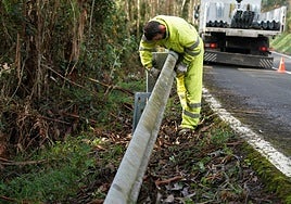 Un operario coloca un doble guardarrail en Muskiz.