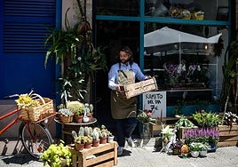 Edu cambia de vida y abre la única floristería de La Peña para que florezca el barrio