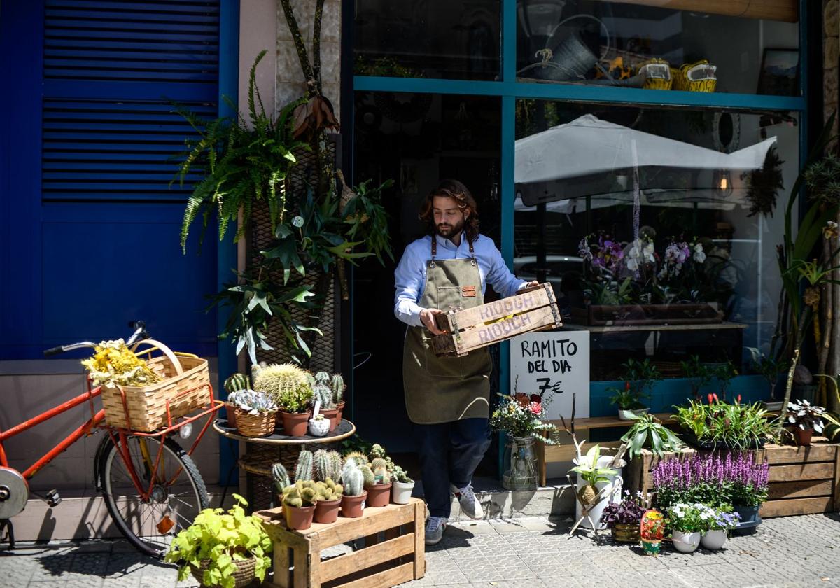 Edu cambia de vida y abre la única floristería de La Peña para que florezca el barrio