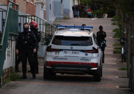 Agentes de la Ertzaintza durante una actuación en Vitoria.