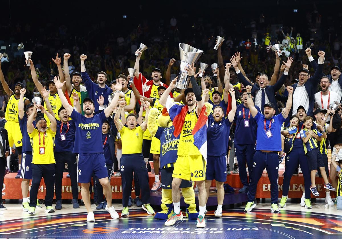 Guduric alza el trofeo de campeón de la Euroliga junto a sus compañeros del Fenerbahce.