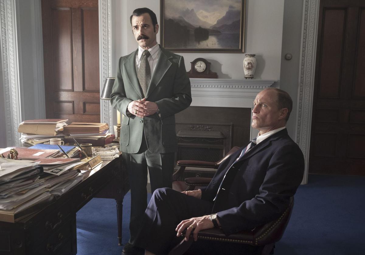 Justin Theraux y Woody Harrelson en una escena de 'The White House Plumbers'