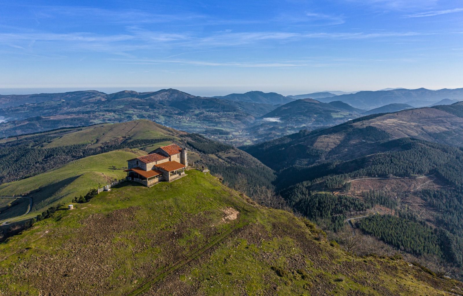 Imagen de la ermita sobre una de las cimas más emblemáticas de la comarca.