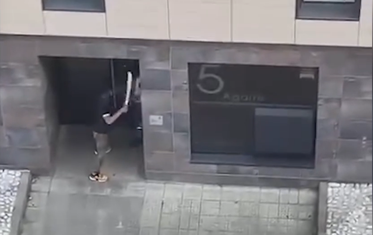 Un hombre con un machete ataca a otro a plena luz del día en un portal de Miribilla